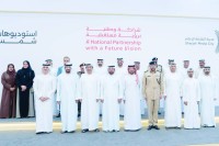 سلطان بن أحمد مع ممثلي المؤسسات عقب توقيع الاتفاقيات