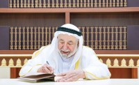 سلطان القاسمي خلال توقيع أول نسخة من المرحلة الأولى للموسوعة العربية الشاملة