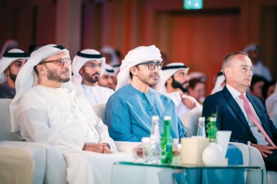 عبدالله بن زايد خلال حفل التخريج بحضور أنور قرقاش ونيكولاي ملادينوف