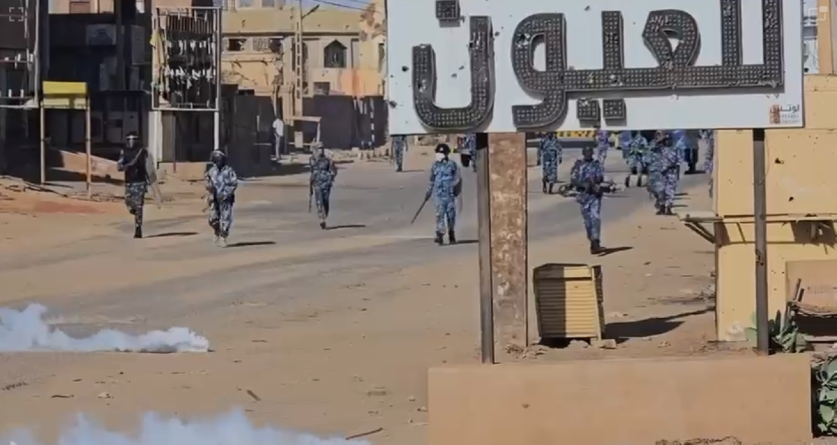 قوات أمن سودانية خلال قمعها للحراك الشعبي اليوم  