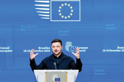زيلينسكي خلال مؤتمر صحفي بقمة قادة الاتحاد الأوروبي في بروكسل |