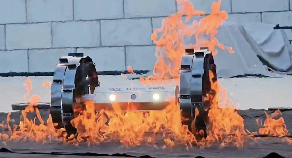 عجلة ضد النار تستكشف القمر