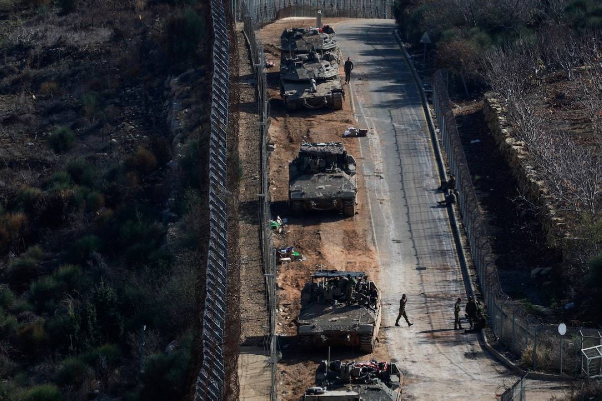 قوات إسرائيلية تنصب حاجزاً باستخدام 5 سيارات عسكرية في سوريا