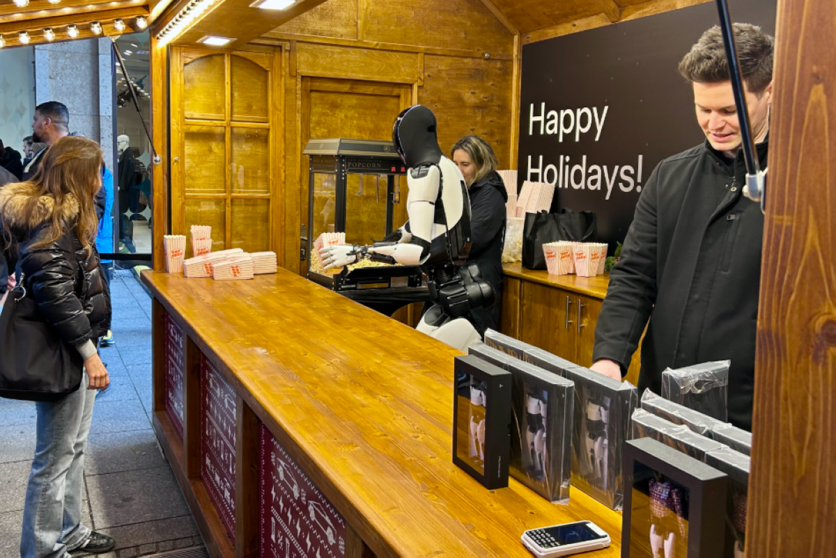 تسلا تعرض الروبوت الشبيه بالبشر "أوبتيموس" في برلين