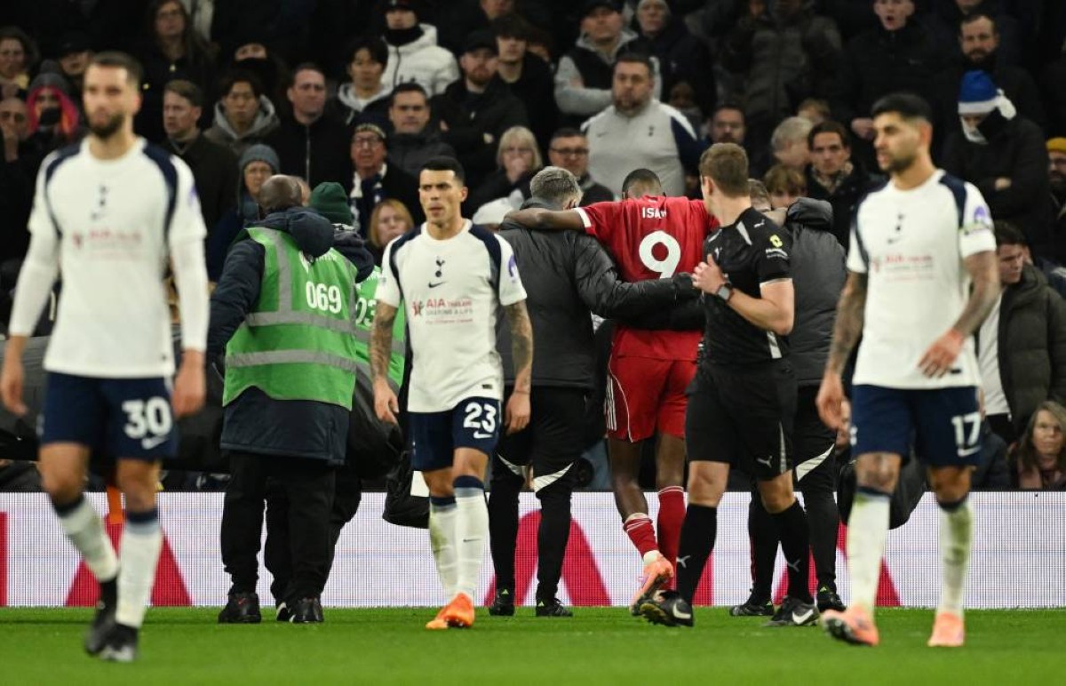 إصابة قوية تفسد فرحة إيزاك بهدفه في مباراة ليفربول وتوتنهام