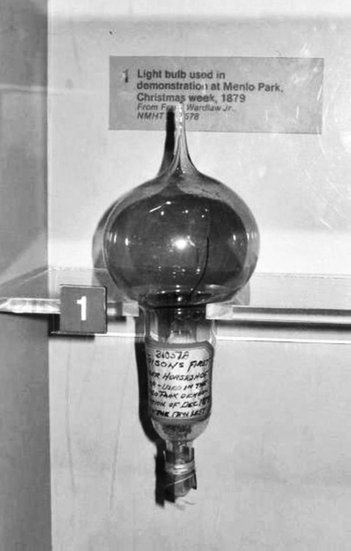 1879 توماس إديسون يخترع المصباح الكهربائي.