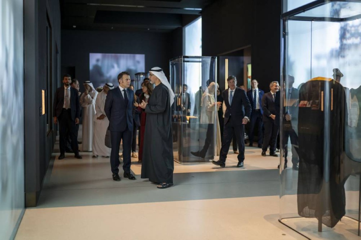 يرافقه ولي عهد أبوظبي.. الرئيس الفرنسي يزور متحف زايد الوطني