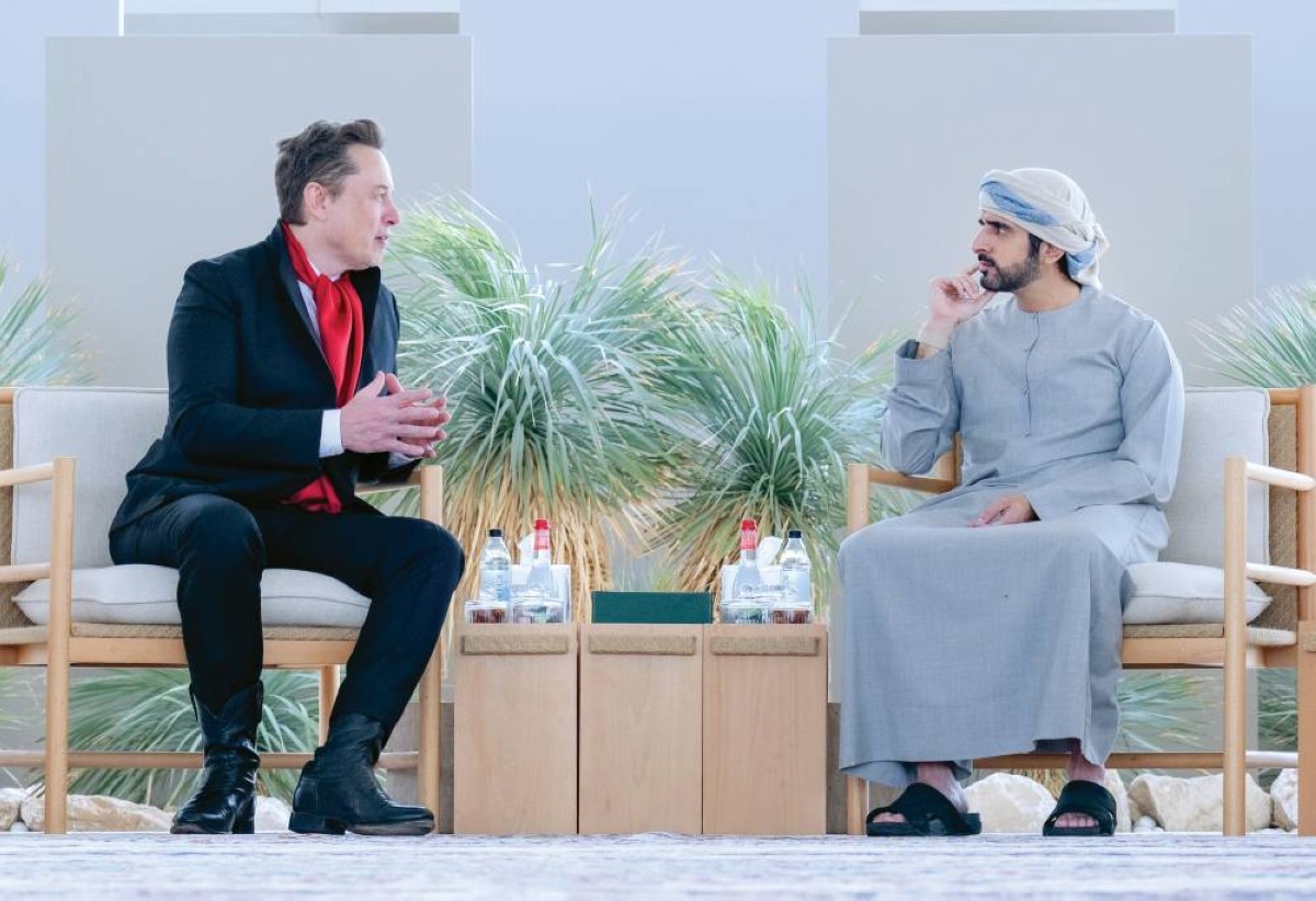  حمدان بن محمد وإيلون ماسك خلال اللقاء 