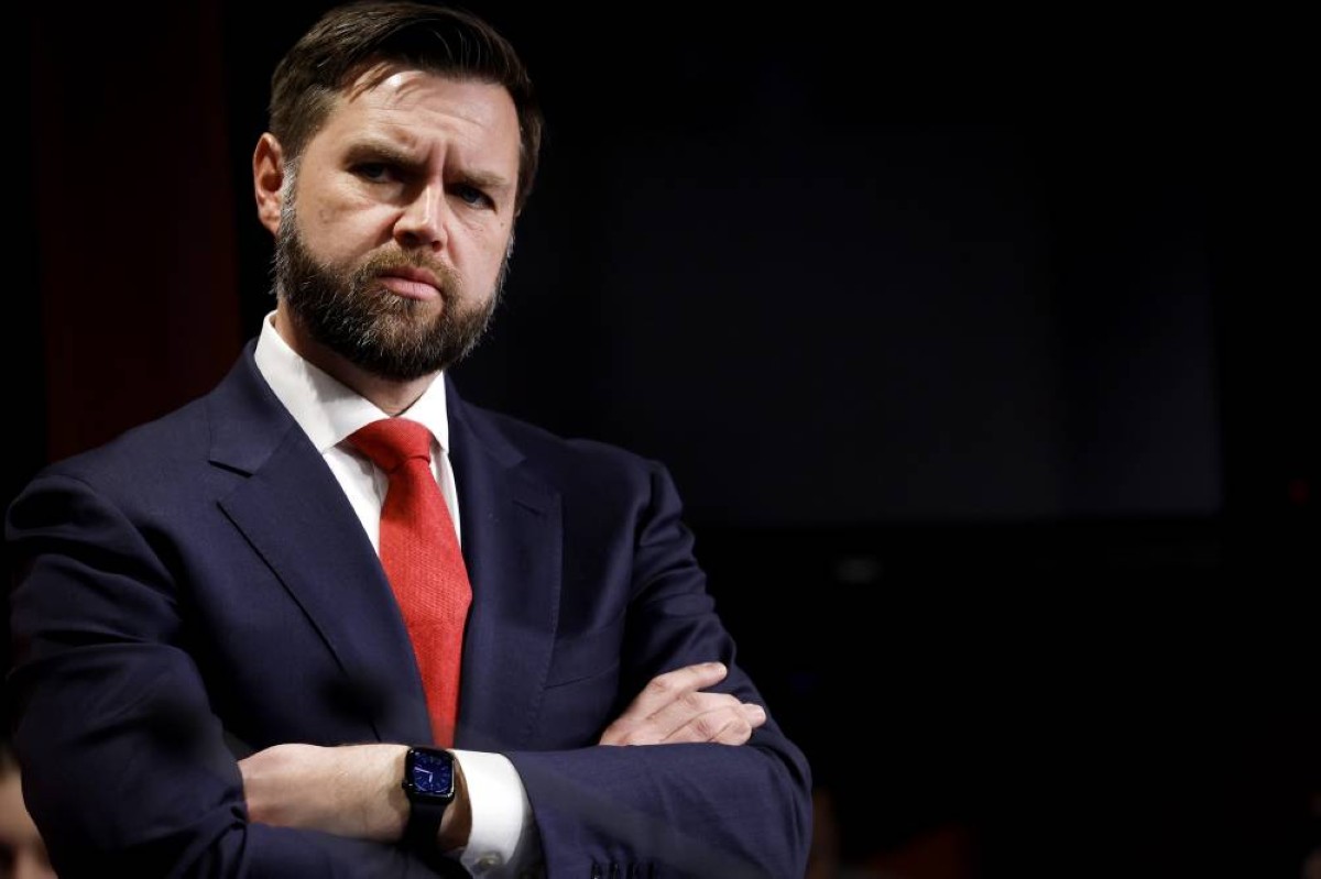 "لا يتعين عليك الاعتذار لكونك أبيض البشرة".. "فانس" يفجر قنبلة سياسية ويحسم خلافة ترامب