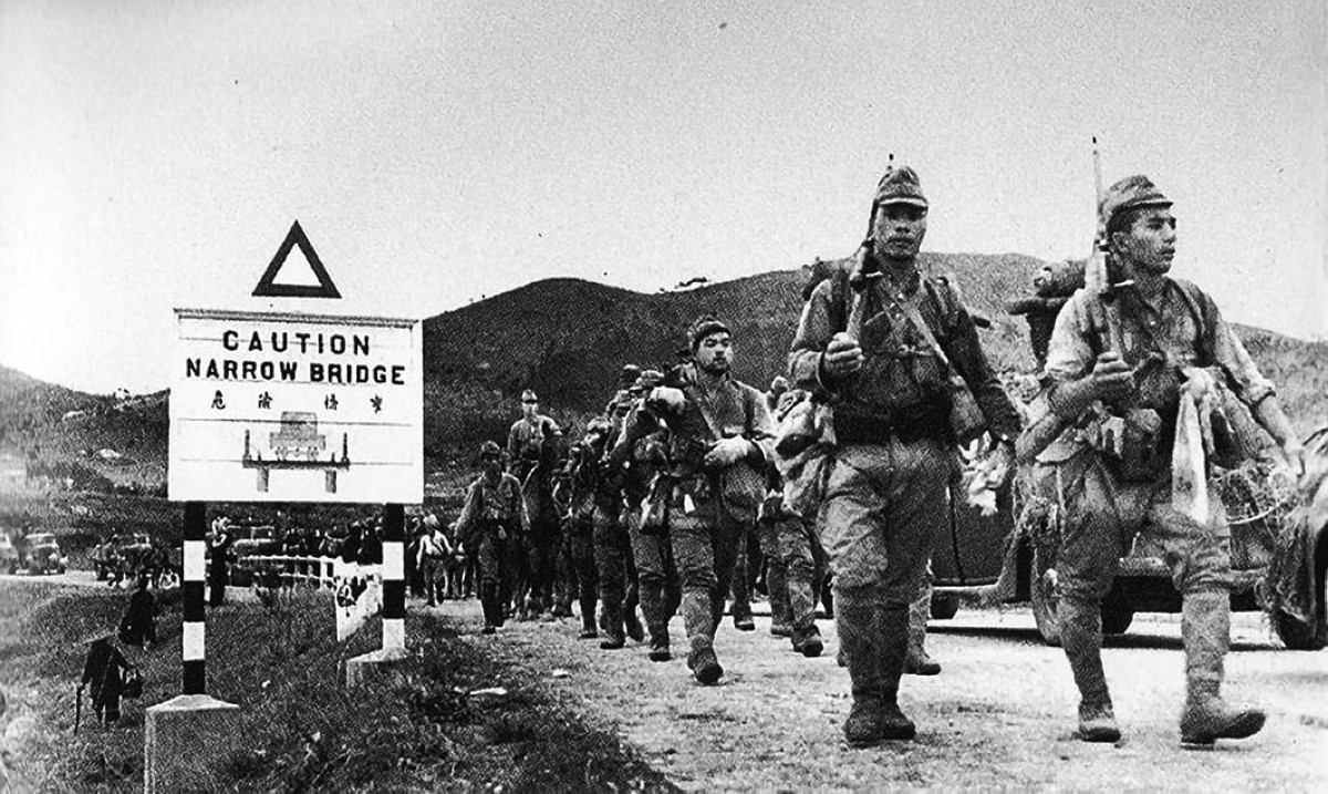 1941 القوات اليابانية تستولي على هونغ كونغ وحاكمها يستسلم بعد يومين.