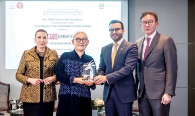 تكريم الفنانة الكورية لي بول بجائزة مهرجان أبوظبي