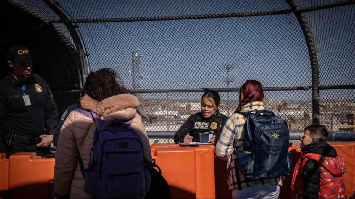 مكافأة عيد الميلاد".. واشنطن تعرض 3 آلاف دولار للمهاجرين مقابل مغادرة البلاد طواعية