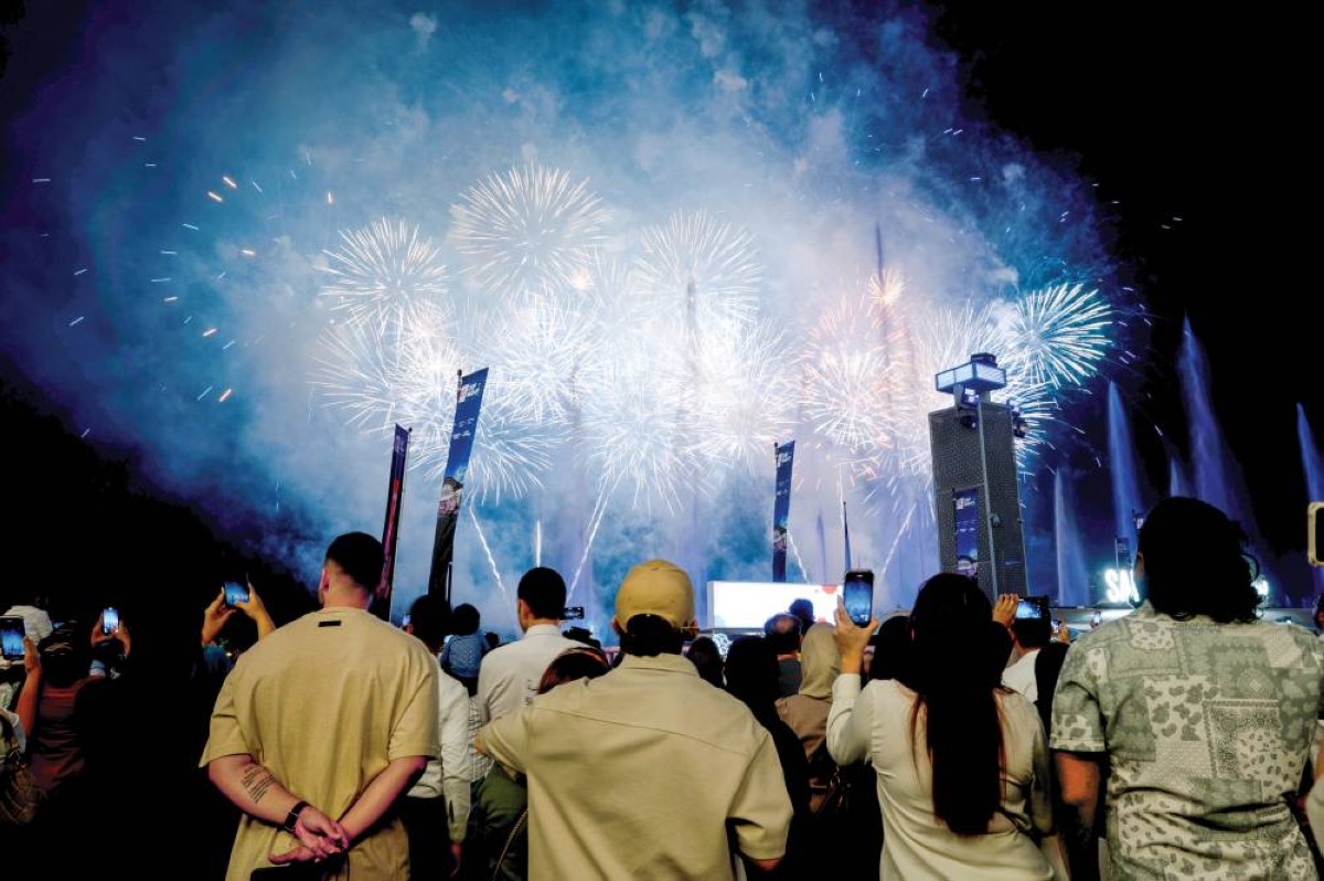 عروض ألعاب نارية يقدمها المهرجان