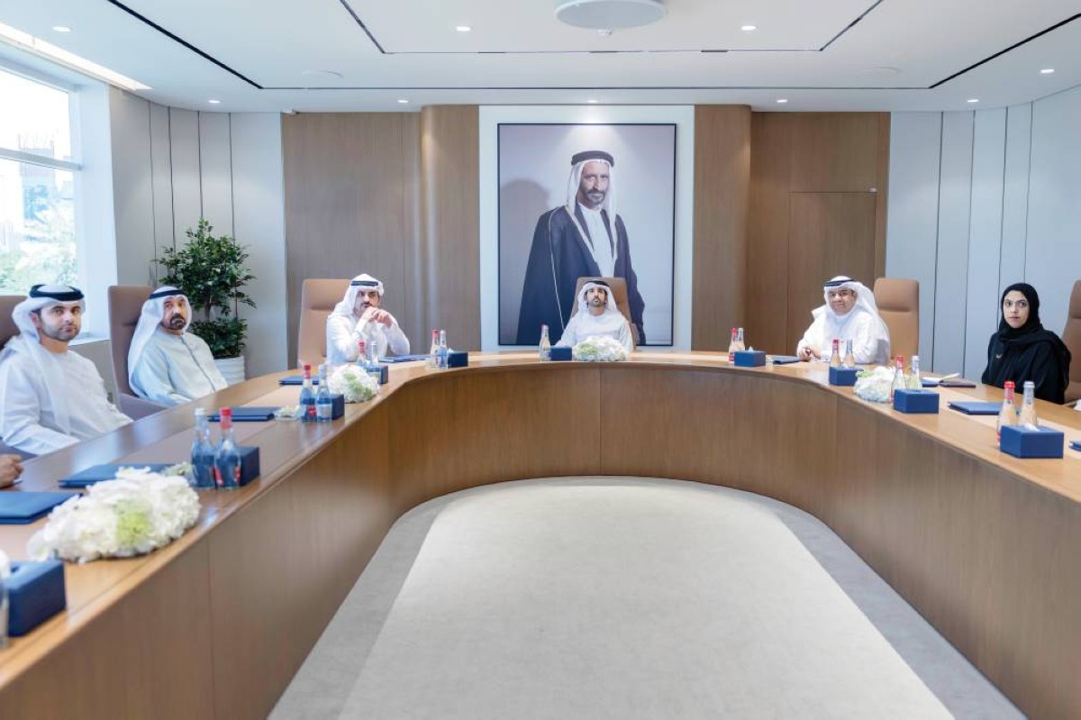 حمدان بن محمد خلال اللقاء بحضور مكتوم بن محمد وأحمد بن سعيد ومنصور بن محمد وعامر شريف 