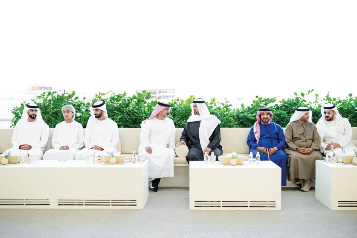 محمد بن زايد متحدثاً إلى عمار النعيمي بحضور حمدان بن زايد وسيف وسرور بن محمد وحميد ومحمد وراشد بن عمار النعيمي 