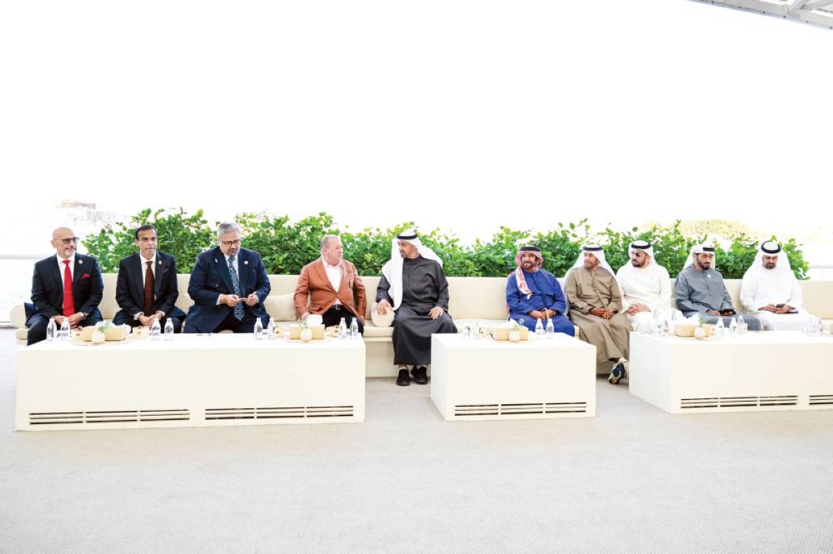 محمد بن زايد خلال استقباله إبراهيم ابن السلطان إسكندر بحضور حمدان بن زايد وسيف وسرور بن محمد ونهيان بن زايد وذياب بن محمد بن زايد