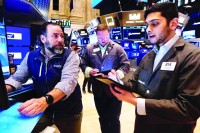 الأسهم العالمية تحاول البقاء في «المنطقة الخضراء» آخر أيام 2025