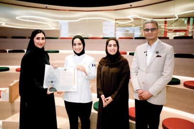 عائشة خوري الفائزة بالمركز الأول خلال تتويجها