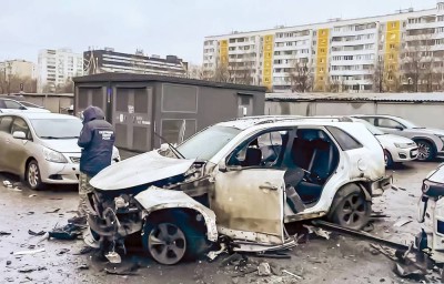 محقق روسي يعمل بالقرب من سيارة فانيل سارفاروف المحطمة إثر الانفجار بموسكو