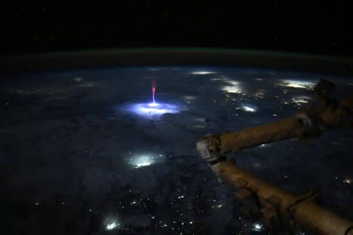 السماء تحترق بالأحمر.. رائدة فضاء توثق لحظة نادرة فوق الأرض