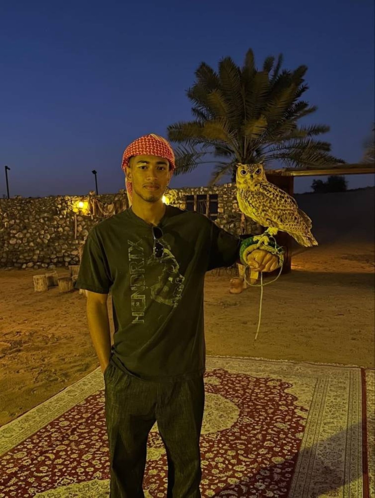 بيلينغهام وأصدقاؤه يستمتعون بأجواء الضيافة العربية في صحراء دبي