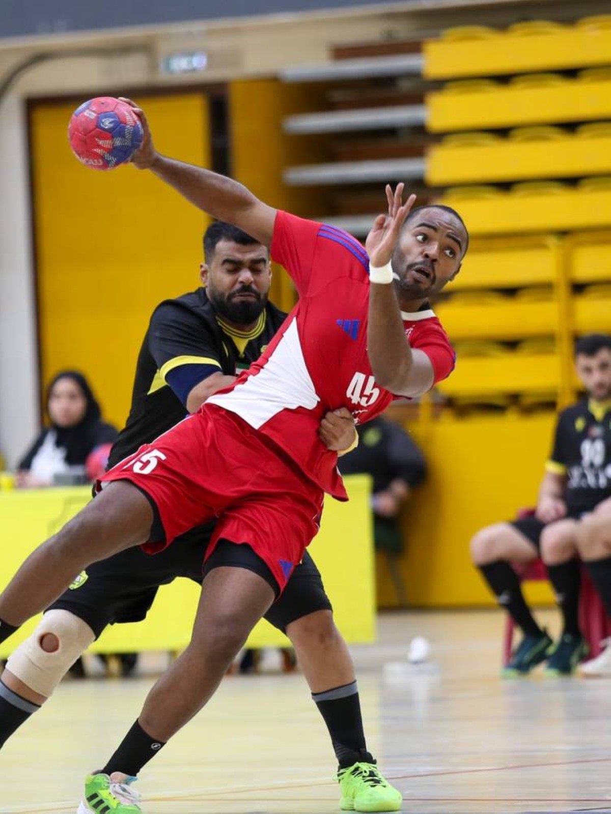 شباب الأهلي والذيد يواصلان الانتصارات في دوري اليد