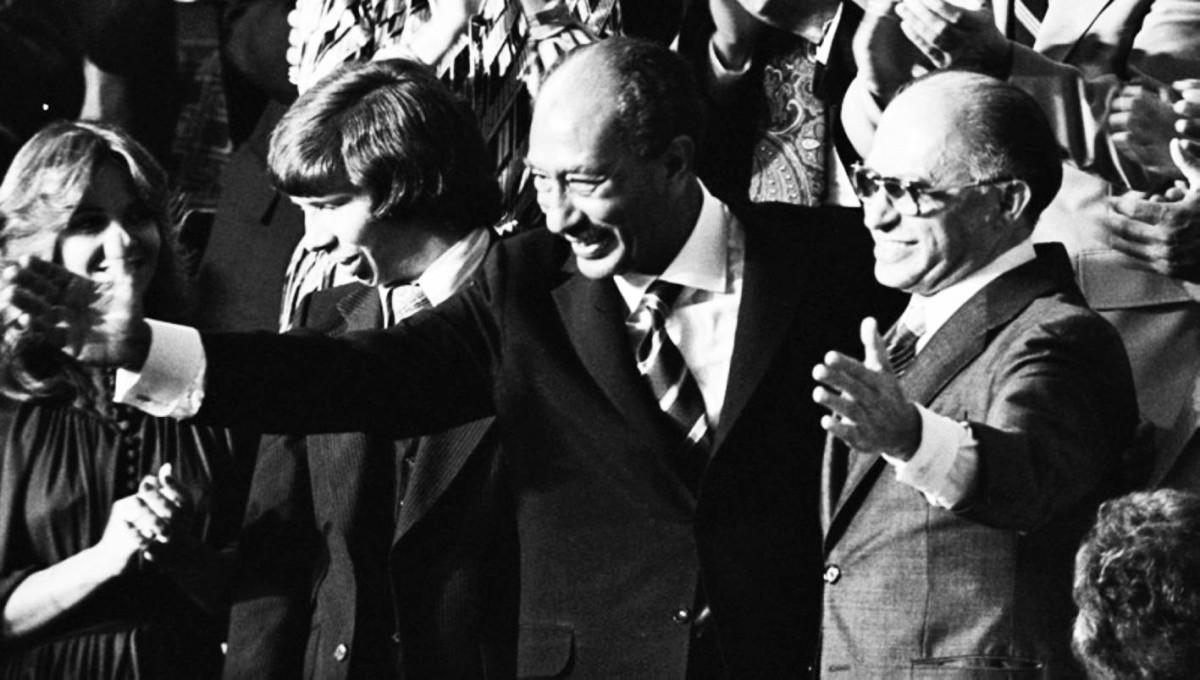 1977 مناحم بيغن يزور مصر ويلتقي الرئيس محمد أنور السادات في القاهرة.