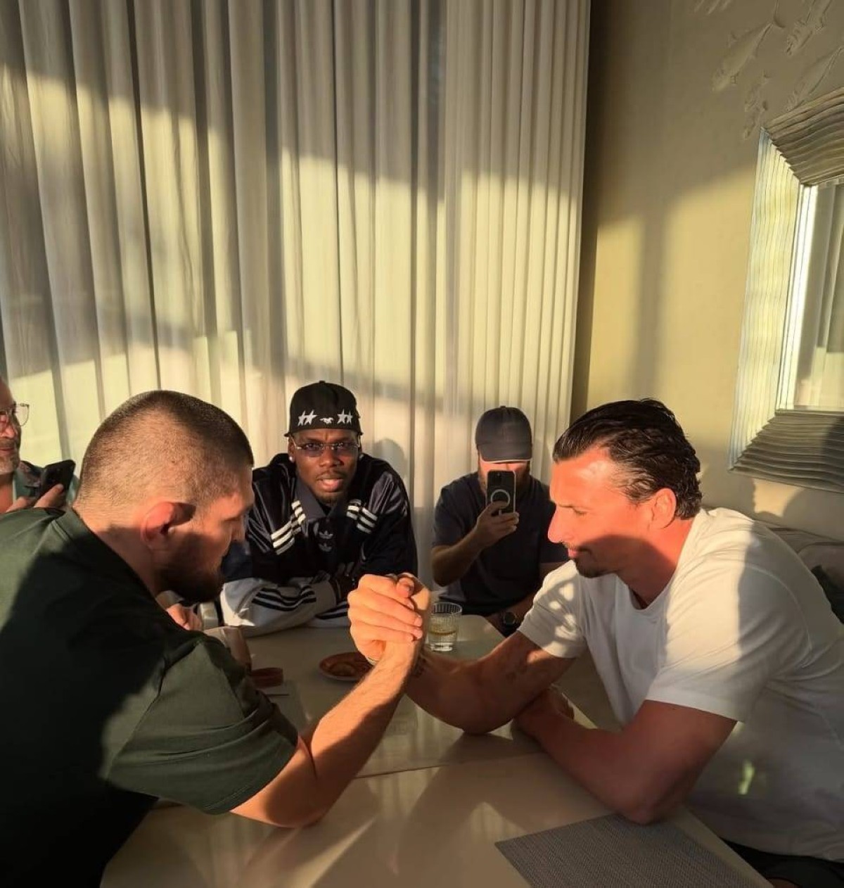 خلال لقاء ودي بدبي  .. إبراهيموفيتش يتحدى نورمحمدوف في كسر الذراع والحكم بوغبا