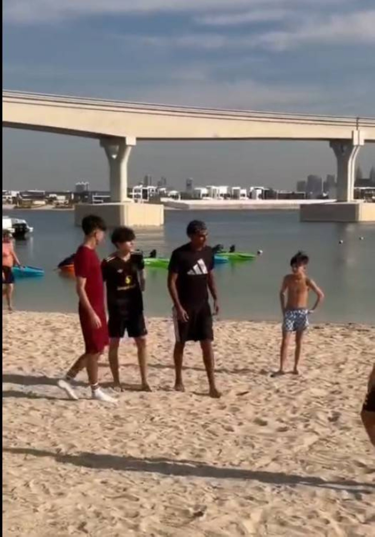 لامين يامال يلعب كرة القدم مع الأطفال على شاطئ دبي