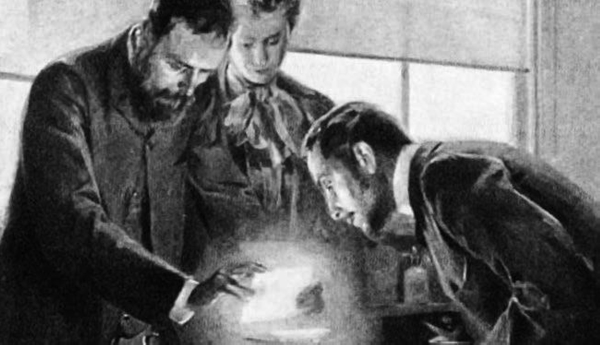 1898 ماري كوري وزوجها بيار كوري يكتشفان مادة الراديوم المشعة.