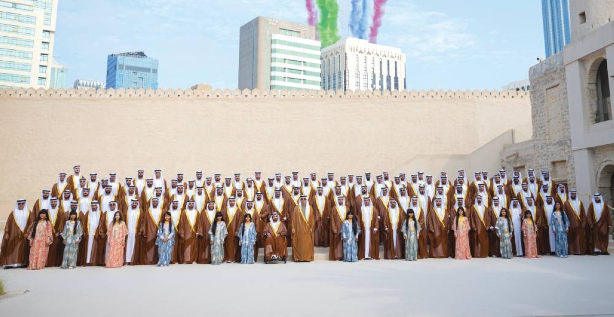  منصور بن زايد في صورة جماعية مع العرسان وذويهم 