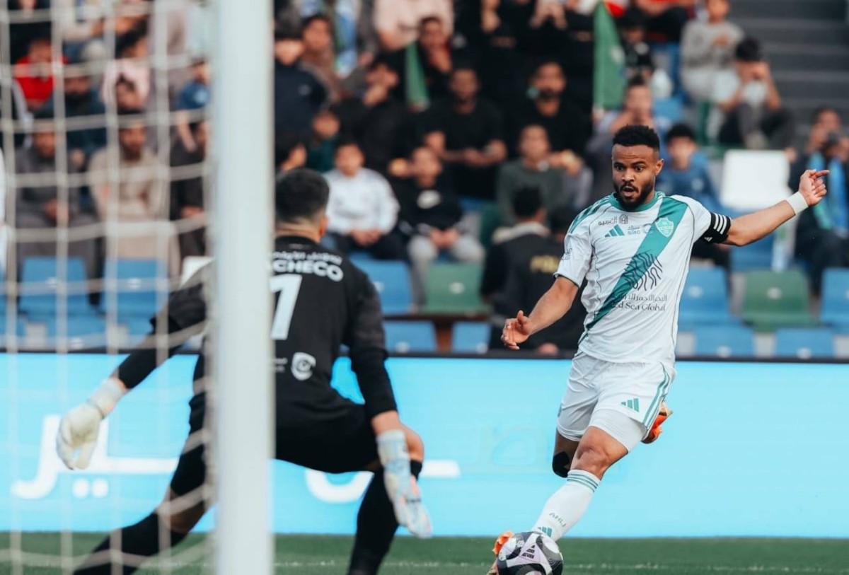 الفتح بعشرة لاعبين يلحق الخسارة الأولى بالأهلي في الدوري السعودي