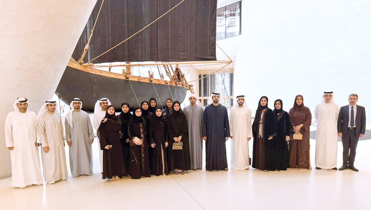 خليفة بن محمد ووفد الجمعية خلال زيارة متحف زايد الوطني