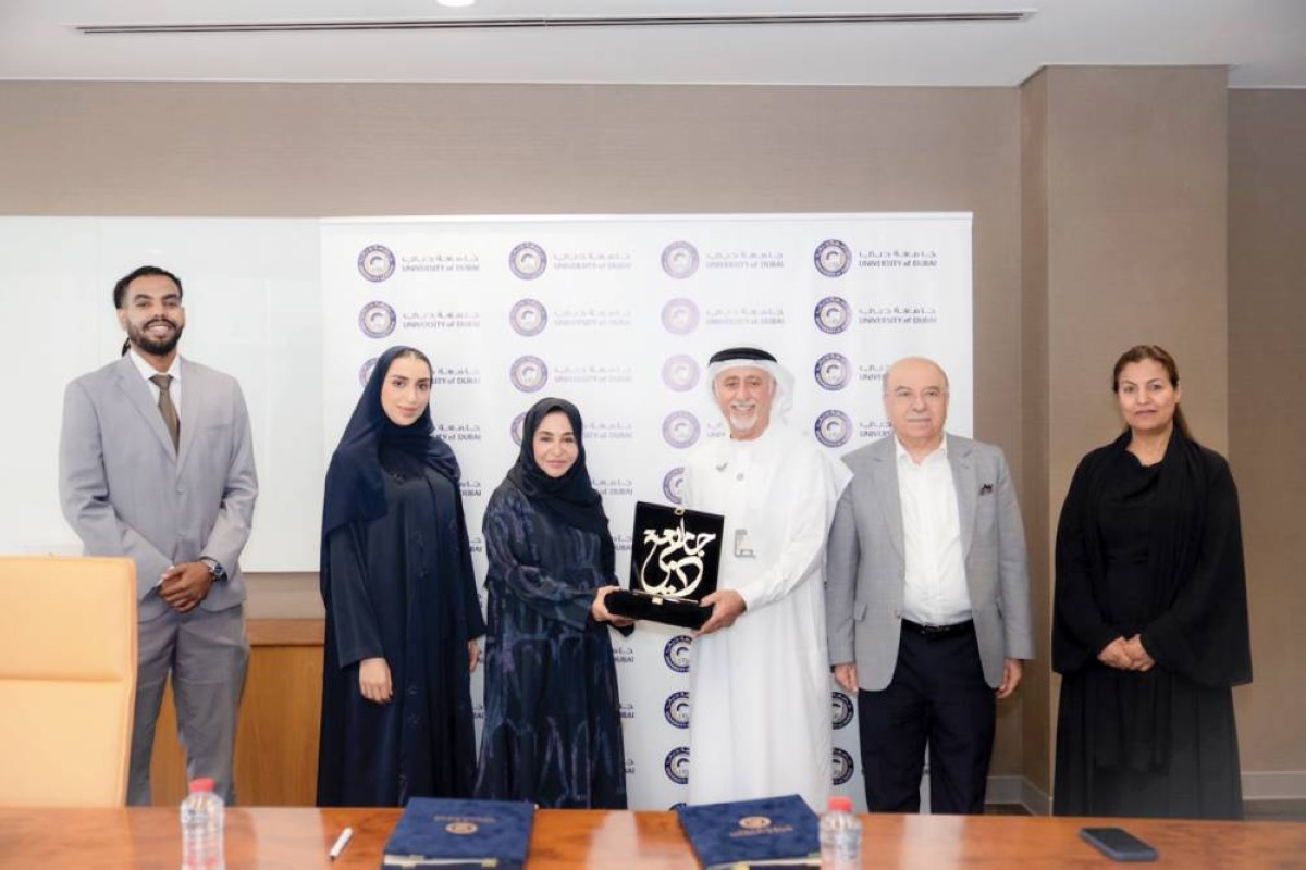 عيسى البستكي وأسماء أحمد عقب التوقيع