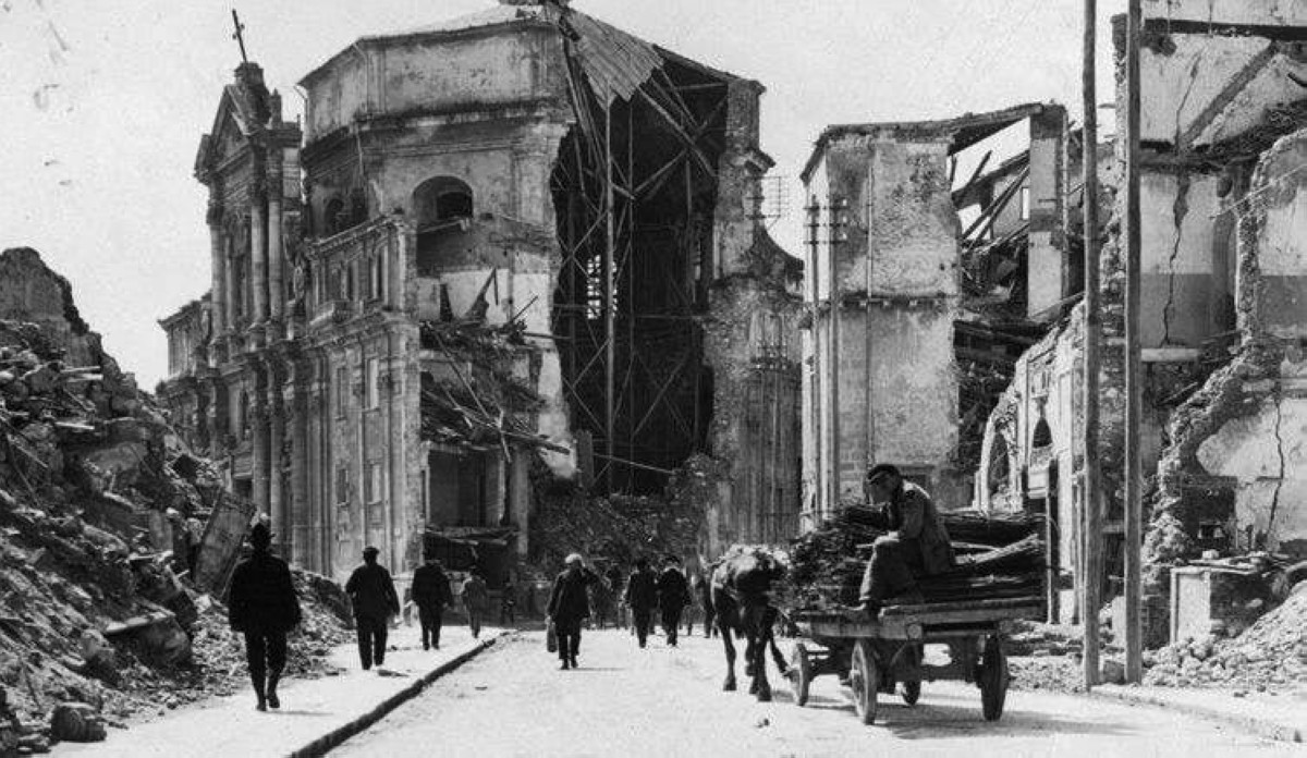 1908 زلزال في جزيرة صقلية يتسبب بمقتل 75 ألف شخص.
