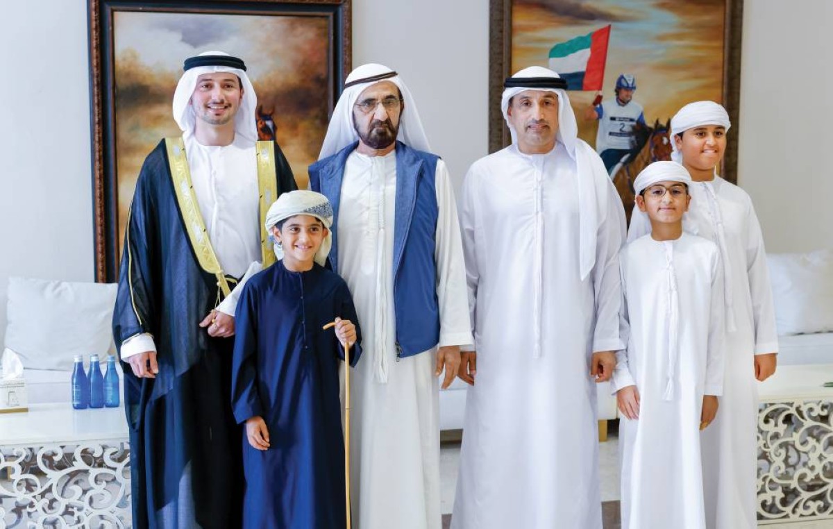 محمد بن راشد في صورة جماعية مع العريس وذويه