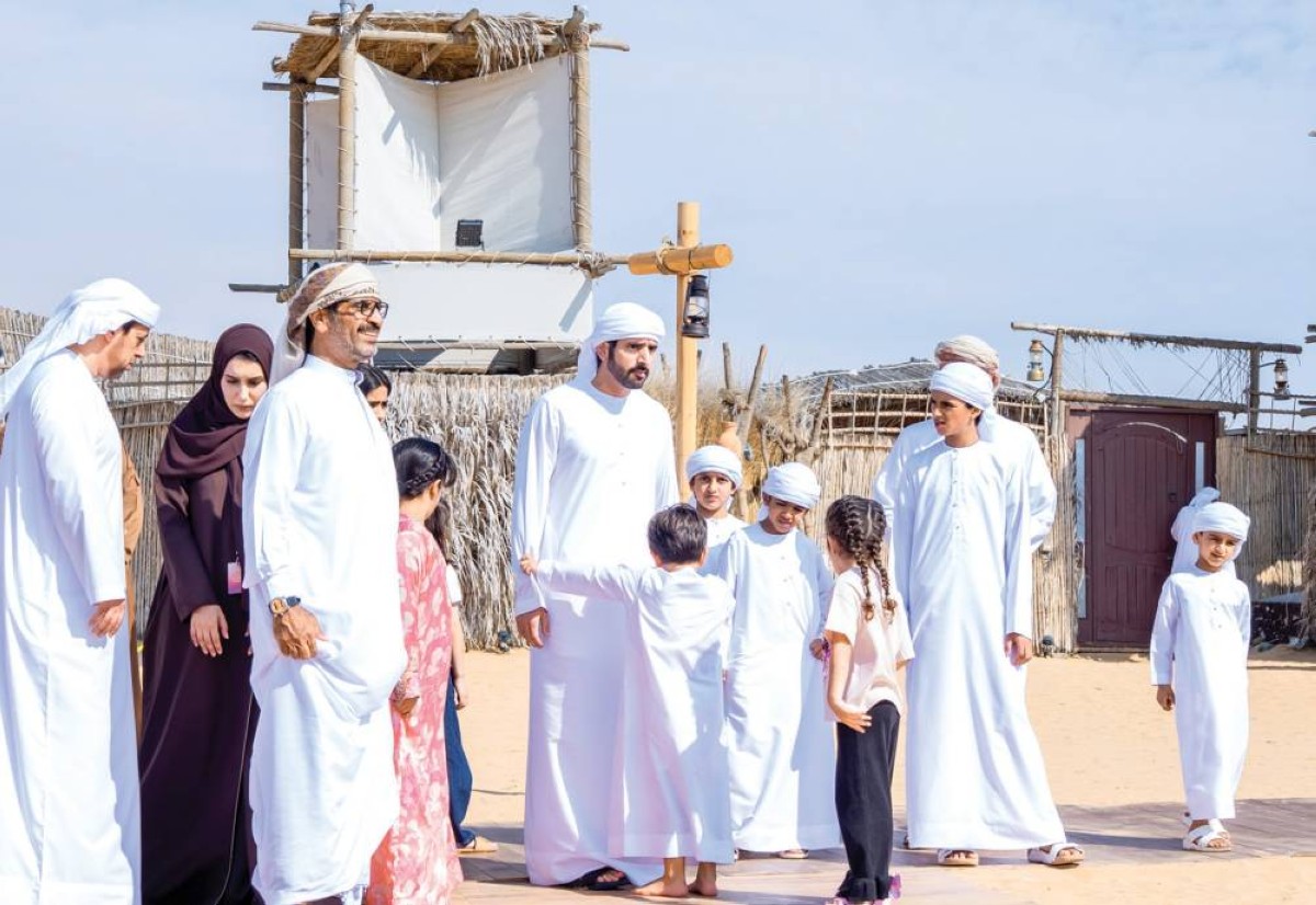  حمدان بن محمد خلال زيارته لفعاليات المخيم برفقه أبنائه وحضور عبدالله بن دلموك 