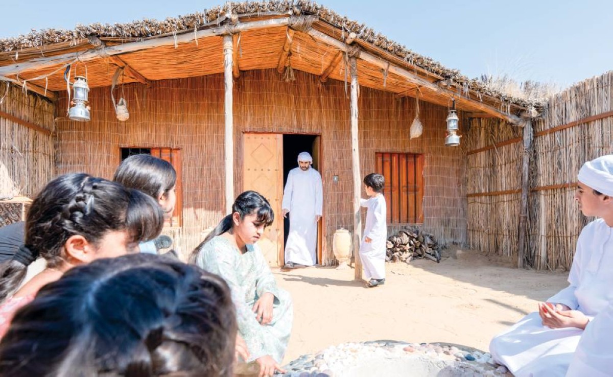  حمدان بن محمد خلال تفقده لفعاليات المخيم 