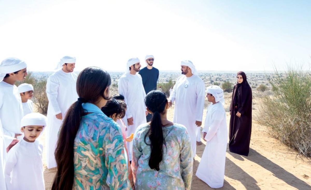  ولي عهد دبي في حديث مع المشاركين بحضور عمر العلماء 