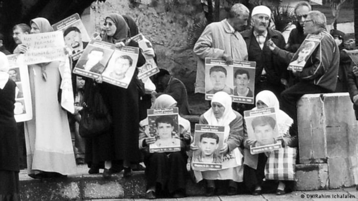 1997 سقوط 400 مدني قتلى من 4 قرى في أسوأ أحداث عنف بالجزائر.
