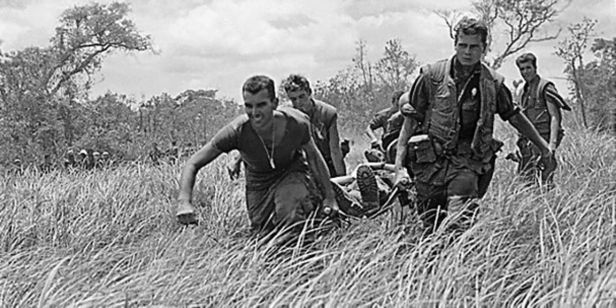 1972 الولايات المتحدة توقف حملتها المكثفة من القصف الجوي على شمال فيتنام.
