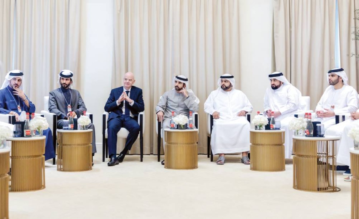 حمدان بن محمد خالل اللقاء بحضور أحمد بن محمد ومحمد الشرقي ومنصور بن محمد وناصر بن حمد وإنفانتينو 