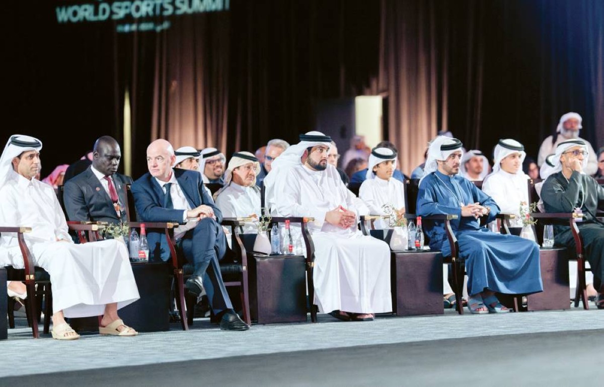 أحمد بن محمد خلال الجلسة الحوارية لناصر بن حمد بحضور خلفان بلهول وإنفانتينو وناصر الخليفي وضيوف القمة |