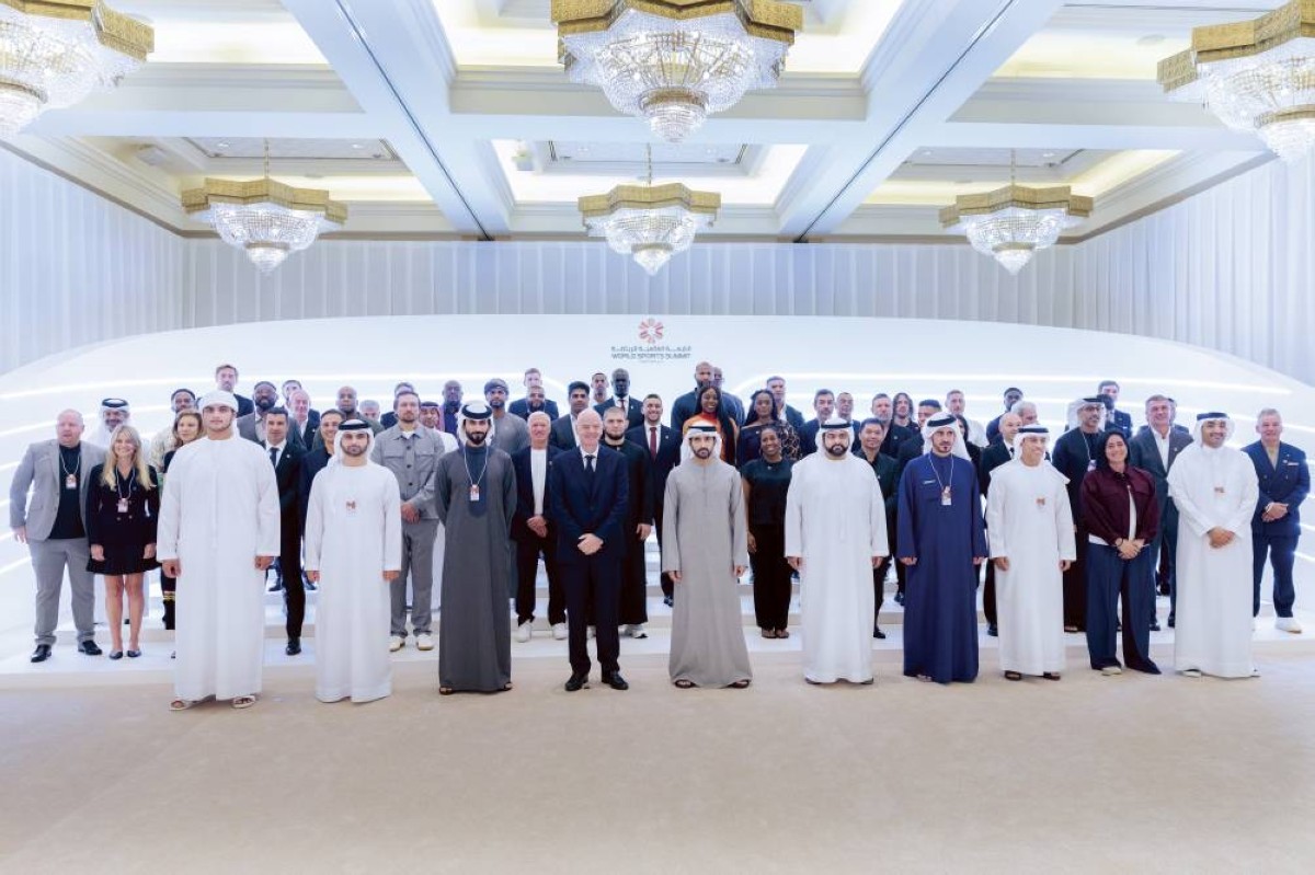 حمدان بن محمد يتوسط المكرمين في القمة بحضور محمد الشرقي ومنصور بن محمد وناصر بن حمد وحمد بن محمد الشرقي وأحمد الفلاسي وخلفان بلهول وإنفانتينو