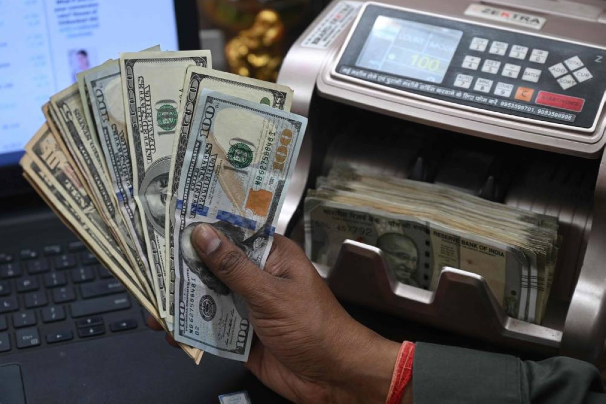 الدولار يستقر قبيل صدور محضر اجتماع المركزي الأمريكي