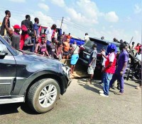 نجاة بطل العالم في الملاكمة من حادث سير مروع