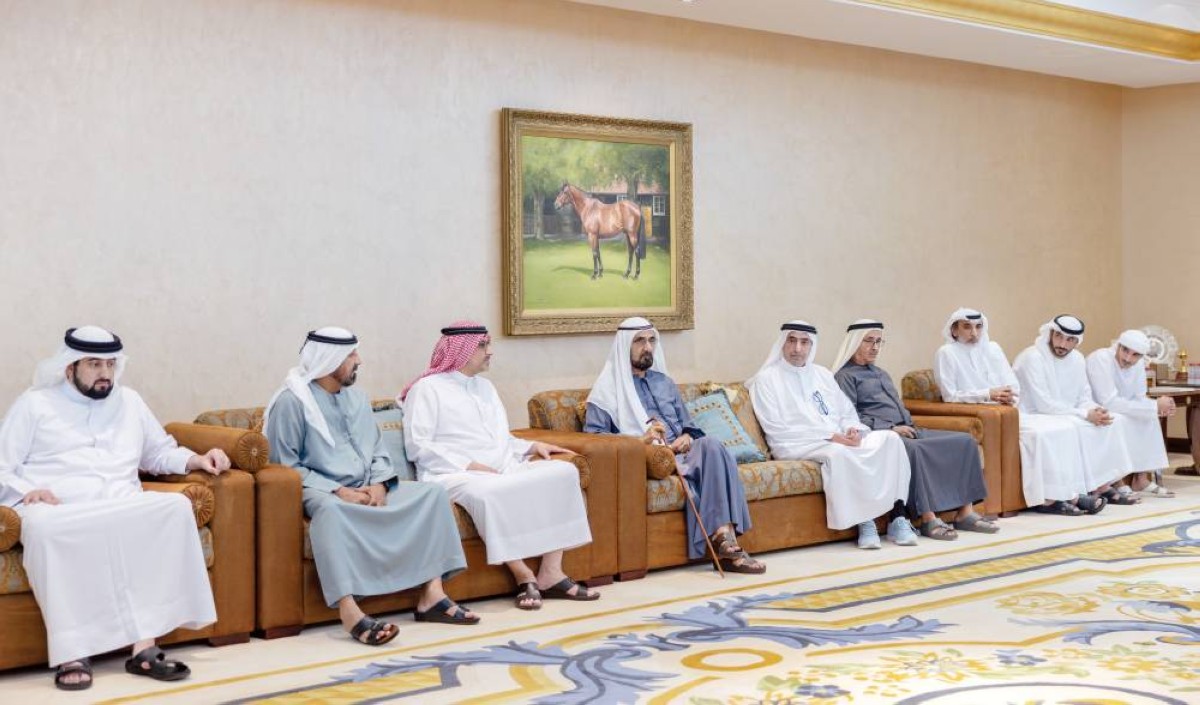 محمد بن راشد خلال تقديم واجب العزاء بحضور أحمد بن محمد وأحمد بن سعيد والمر بن مكتوم وأحمد وجمعة بن عبيد آل مكتوم