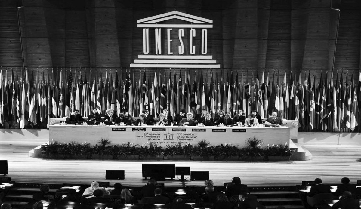 1984 الرئيس الروسي بوريس يلتسن يستقيل من منصبه، ورئيس الوزراء فلاديمير بوتين يخلفه.