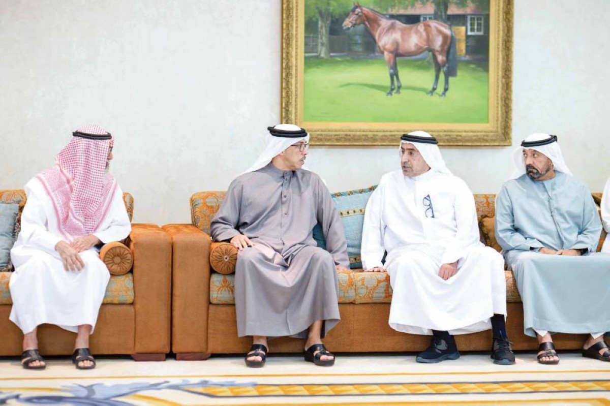 سموه خلال تقديمه واجب العزاء بحضور أحمد بن سعيد وأحمد بن عبيد آل مكتوم ومكتوم بن محمد بن حشر