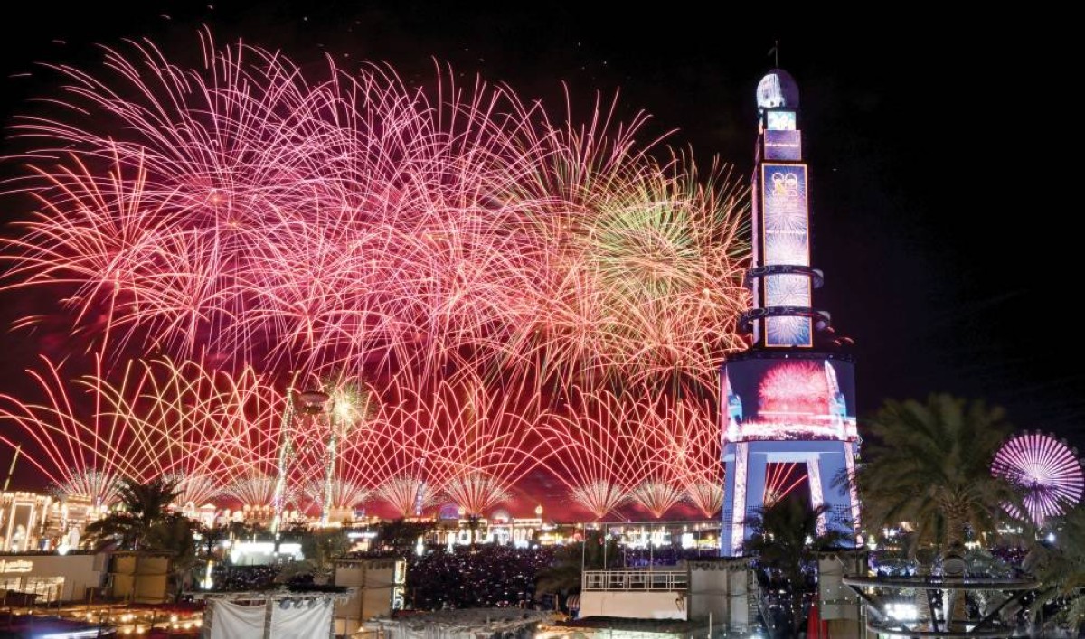 األلعاب النارية تضيء سماء مهرجان الشيخ زايد في أبوظبي| 